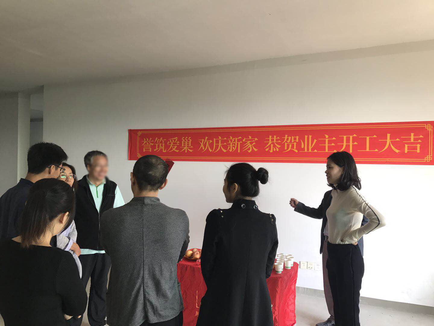 設計院長馬晨喬與山語清暉業(yè)主現場交談